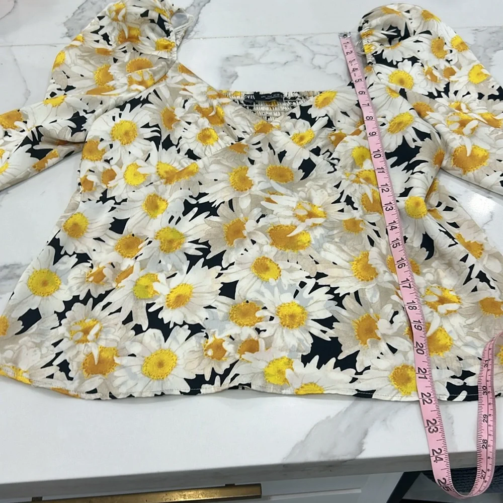 Zara Sunflower Puff Sleeve Top.‎ Size L (274)